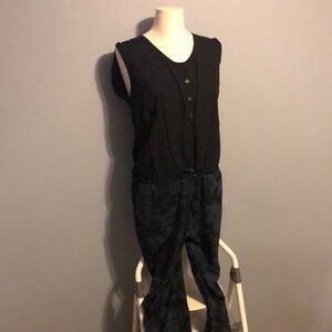 Sleeveless jumper with cameo on the pants